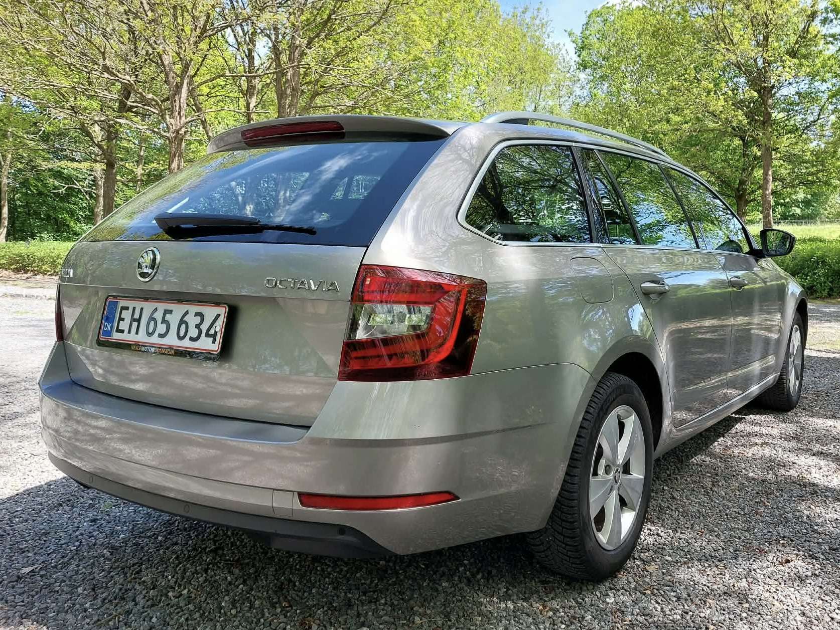 Grå Skoda Octavia fra 2019