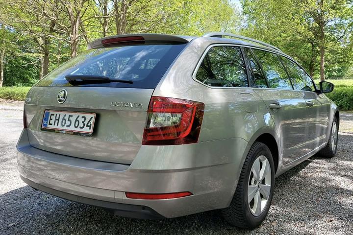 Grå Skoda Octavia fra 2019