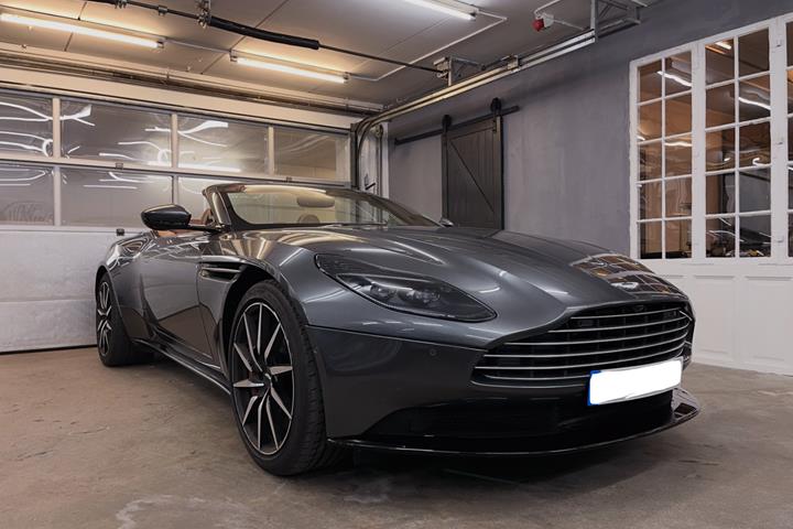 Sølv Aston Martin DB11 fra 2020