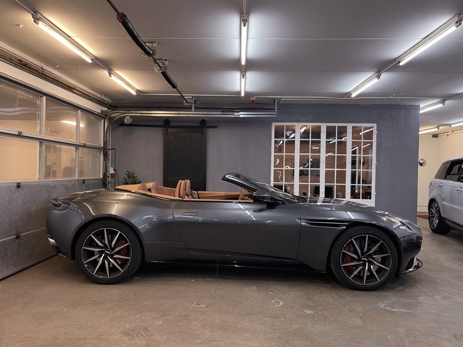 Sølv Aston Martin DB11 fra 2020