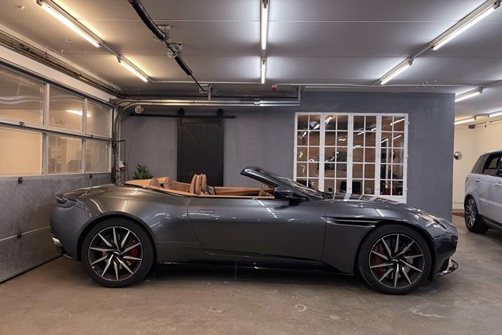 Sølv Aston Martin DB11 fra 2020