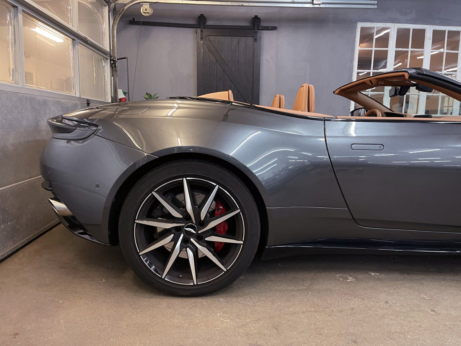 Sølv Aston Martin DB11 fra 2020