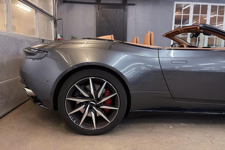 Sølv Aston Martin DB11 fra 2020