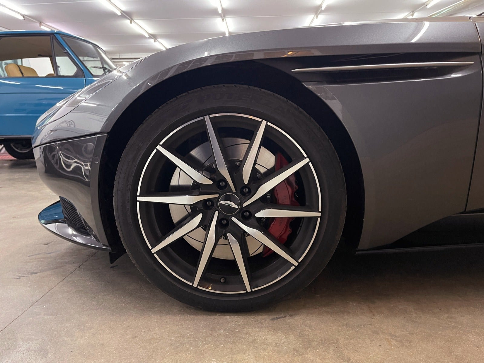 Sølv Aston Martin DB11 fra 2020