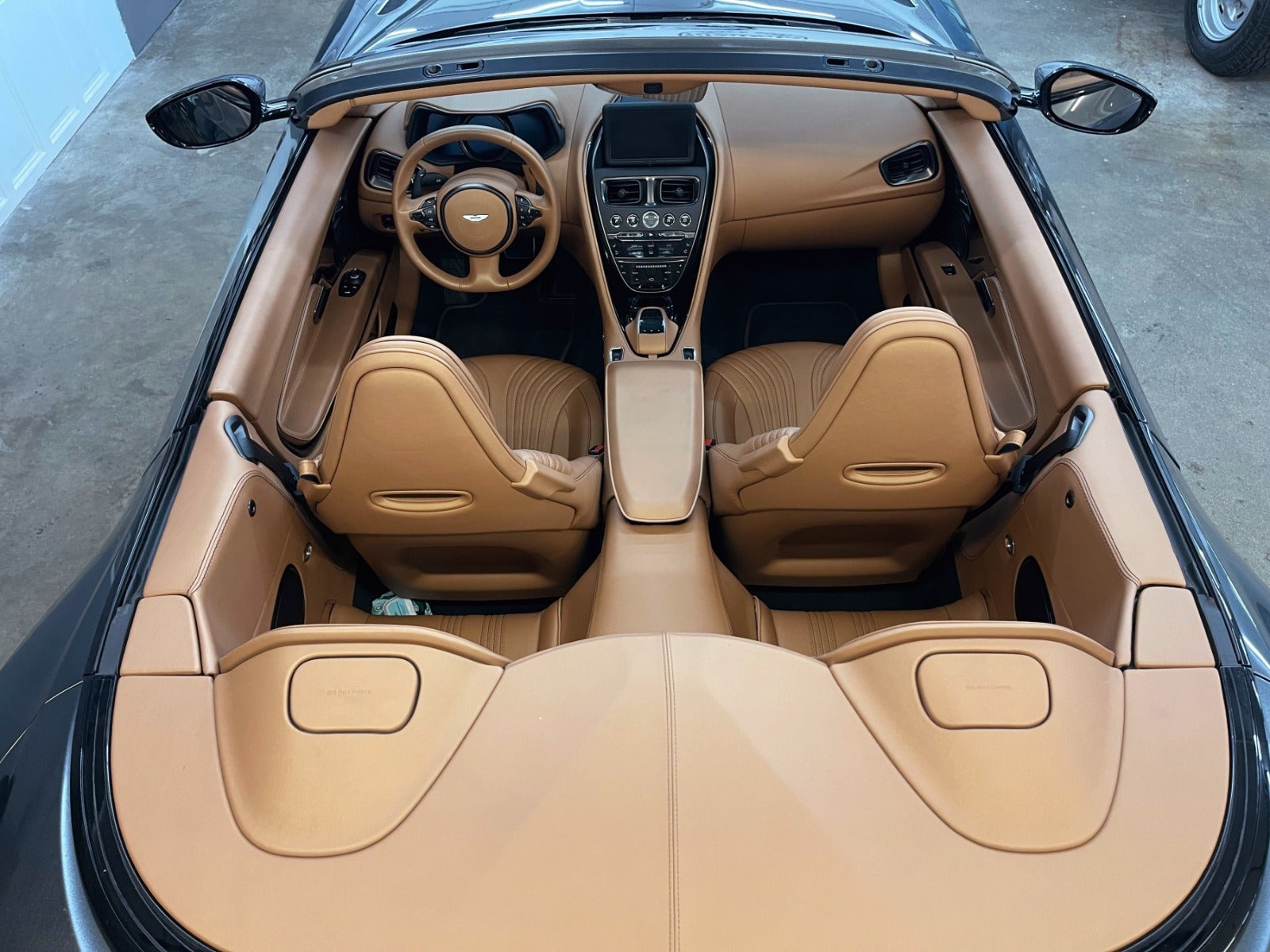 Sølv Aston Martin DB11 fra 2020