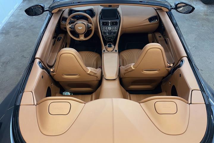 Sølv Aston Martin DB11 fra 2020