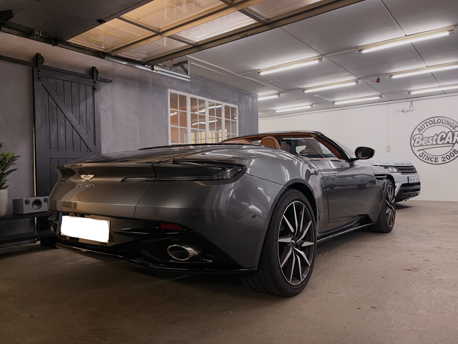 Sølv Aston Martin DB11 fra 2020