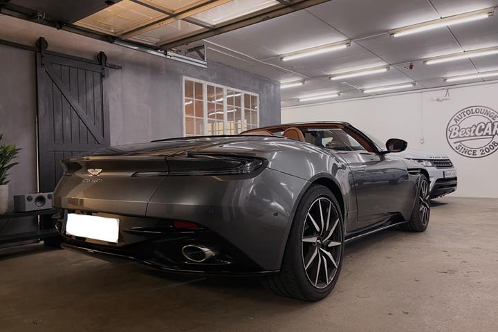 Sølv Aston Martin DB11 fra 2020