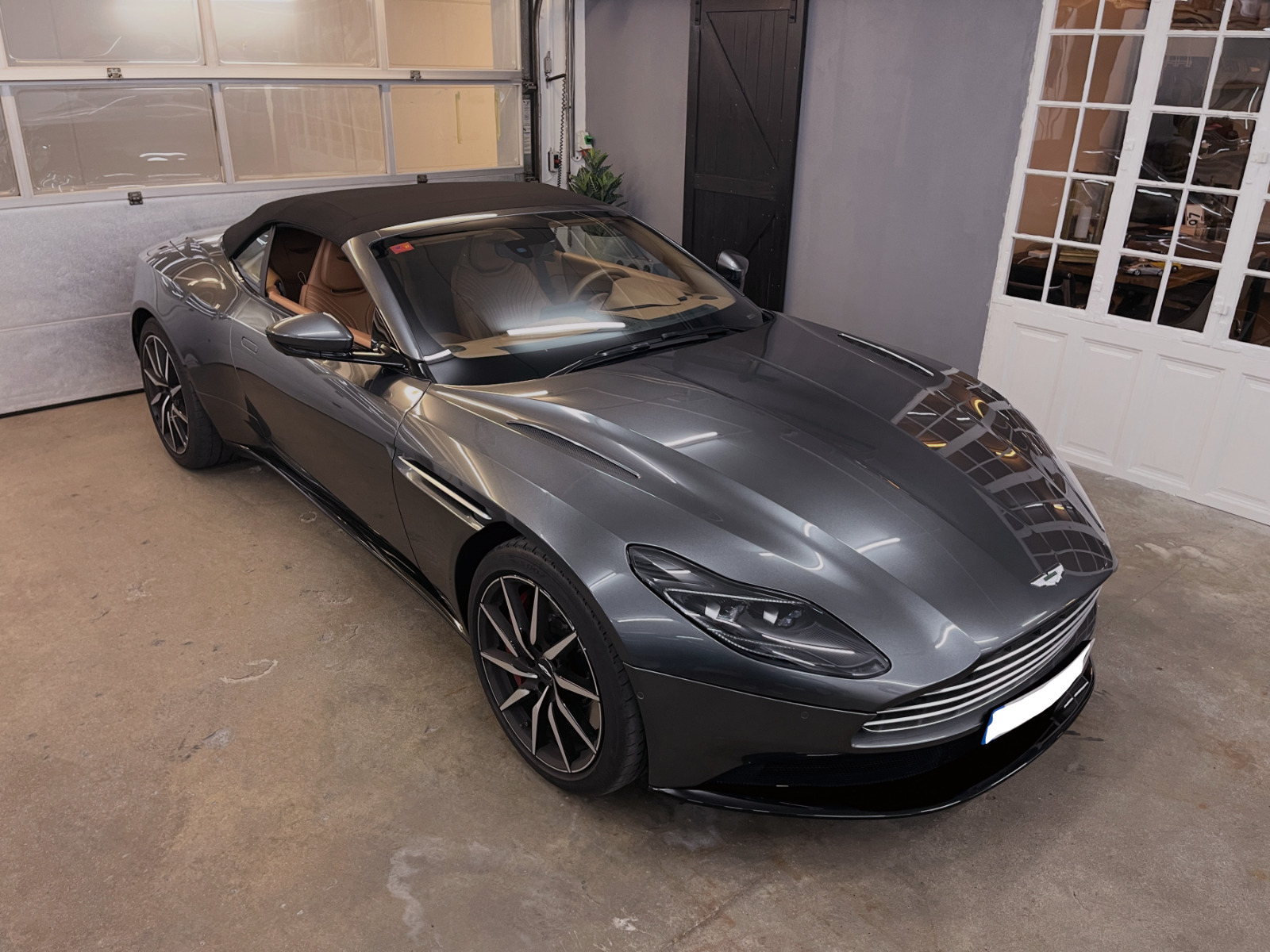 Sølv Aston Martin DB11 fra 2020