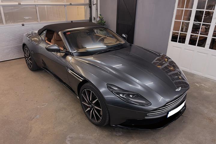 Sølv Aston Martin DB11 fra 2020