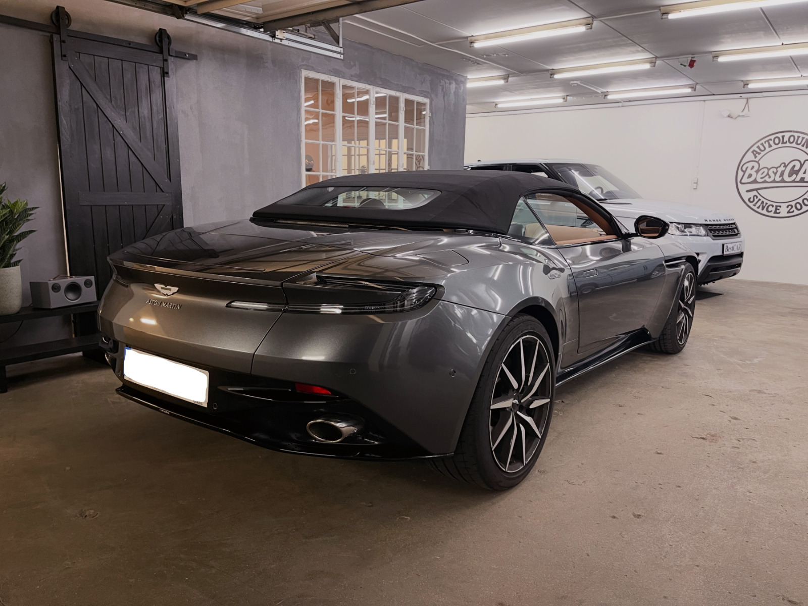 Sølv Aston Martin DB11 fra 2020