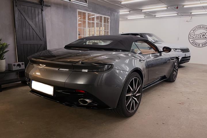 Sølv Aston Martin DB11 fra 2020