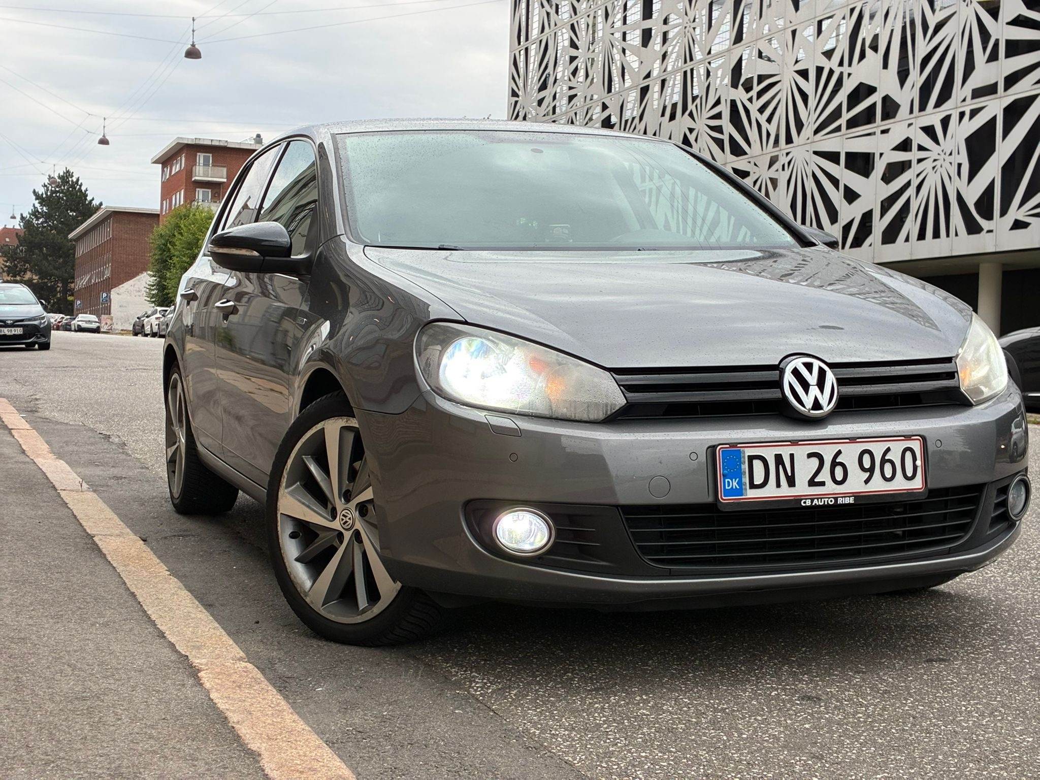 Grå VW Golf fra 2012