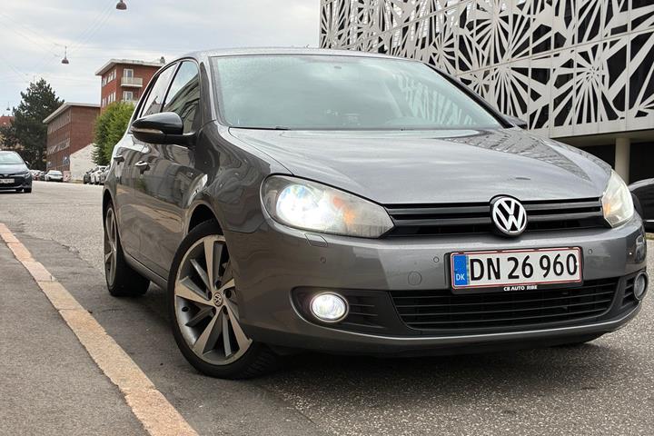 Grå VW Golf fra 2012
