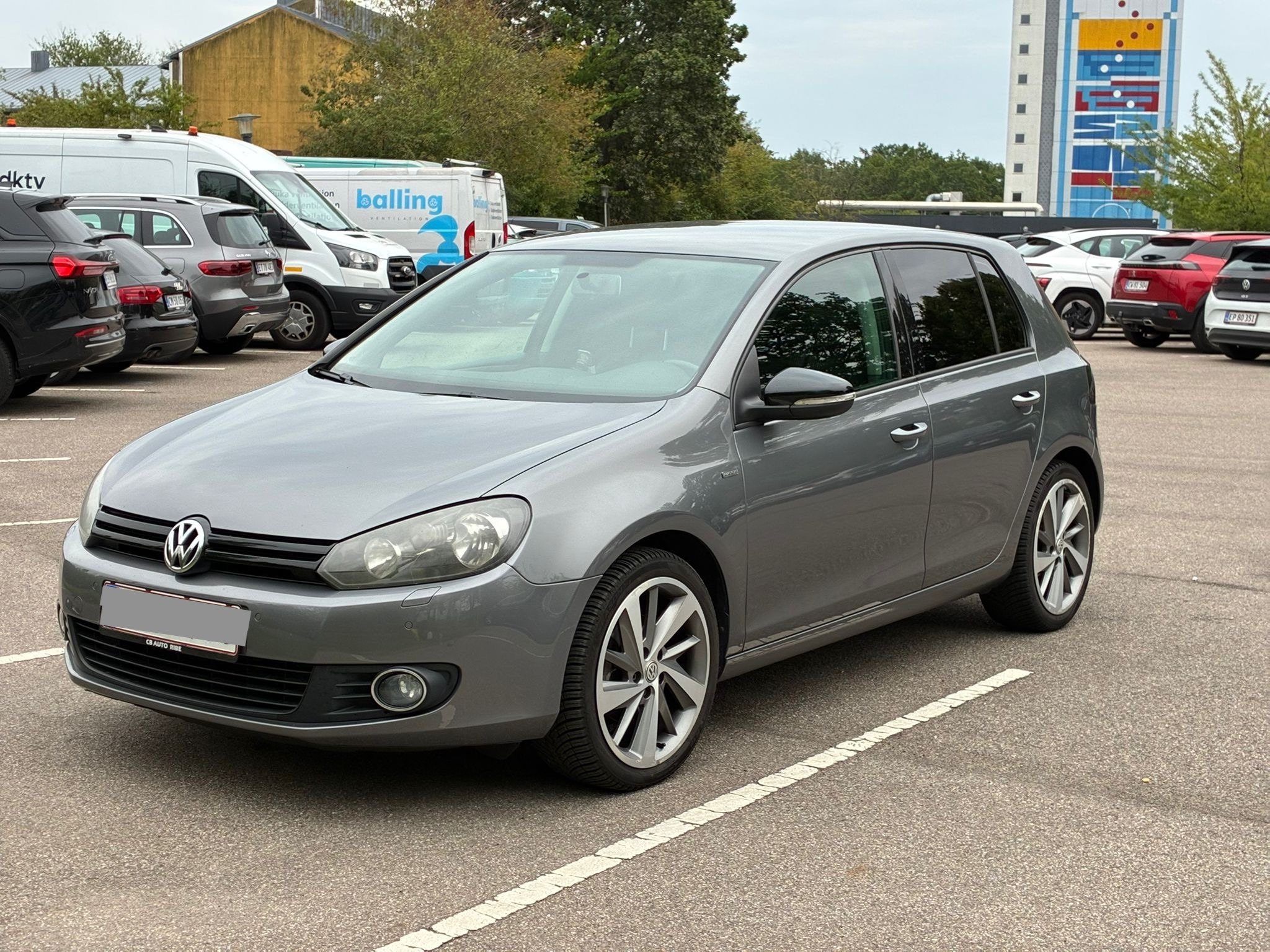 Grå VW Golf fra 2012