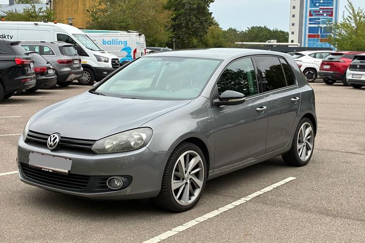 Grå VW Golf fra 2012