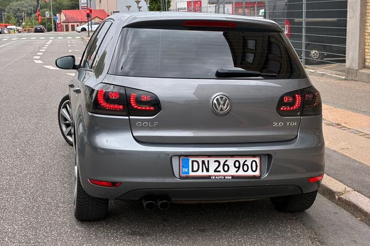 Grå VW Golf fra 2012