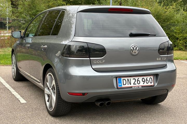 Grå VW Golf fra 2012