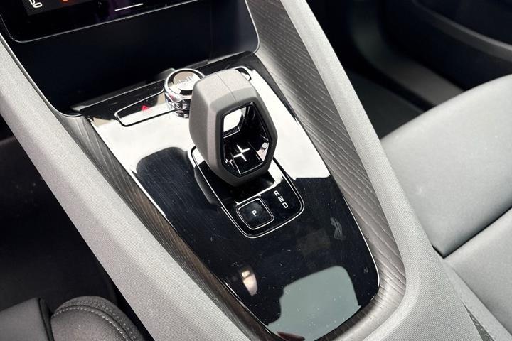 Sort Polestar 2 fra 2025