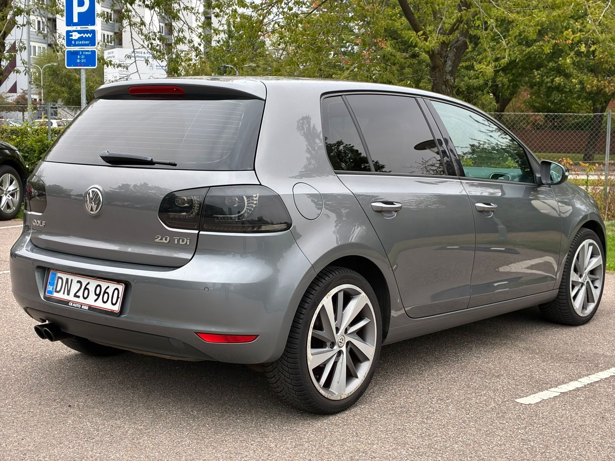 Grå VW Golf fra 2012