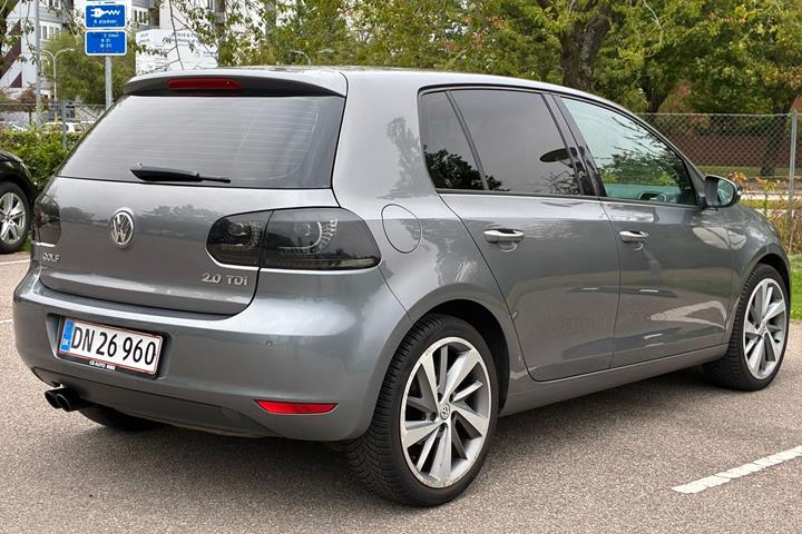 Grå VW Golf fra 2012