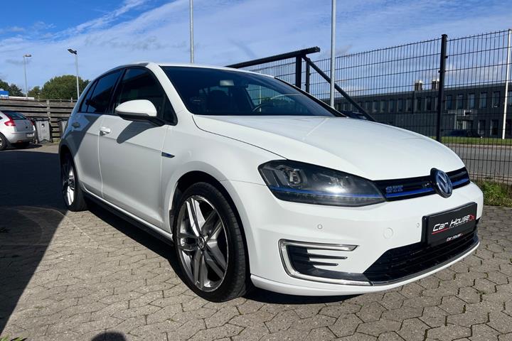 Hvid VW Golf VII fra 2015