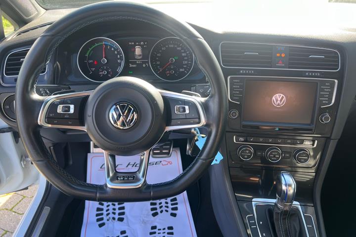 Hvid VW Golf VII fra 2015