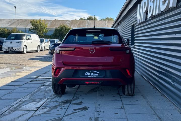 Rød Opel Mokka-e fra 2024