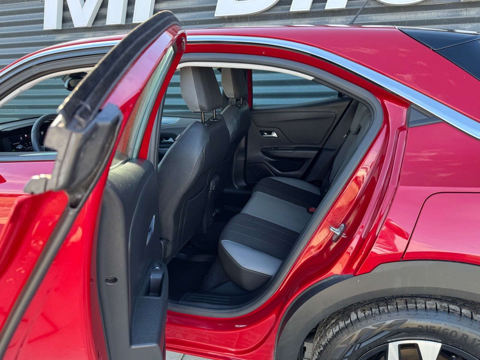 Rød Opel Mokka-e fra 2024
