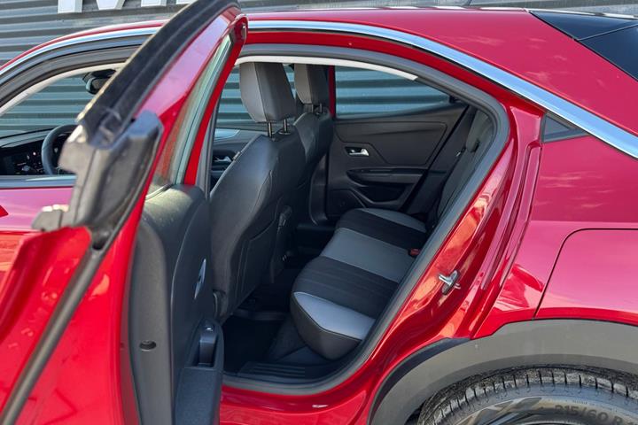 Rød Opel Mokka-e fra 2024