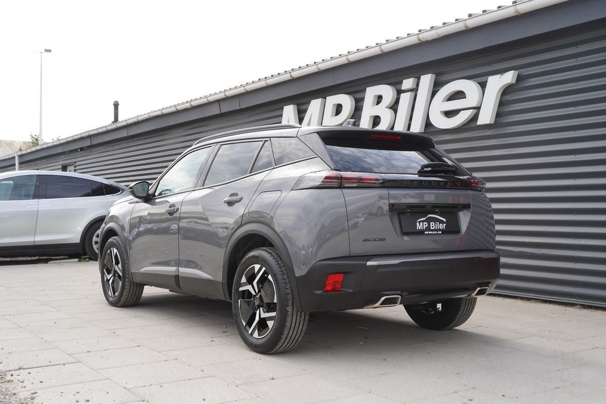 Grå Peugeot 2008 fra 2024