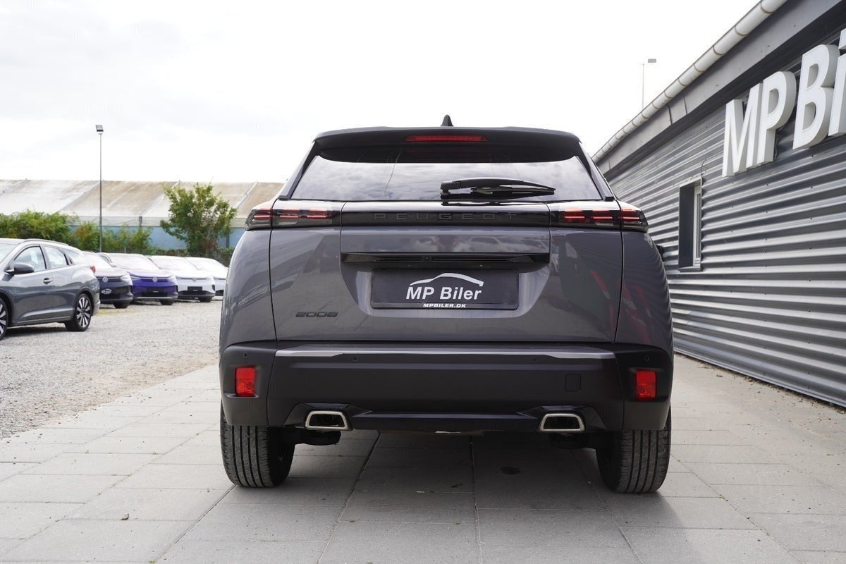 Grå Peugeot 2008 fra 2024