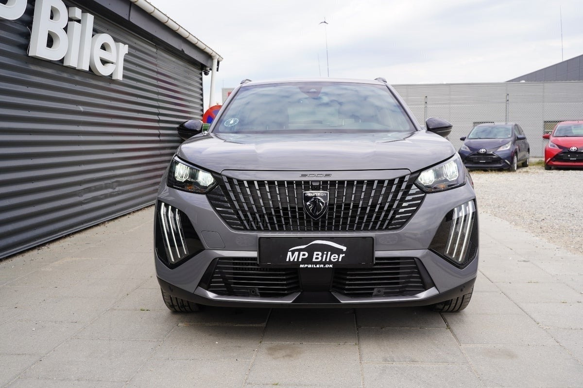 Grå Peugeot 2008 fra 2024