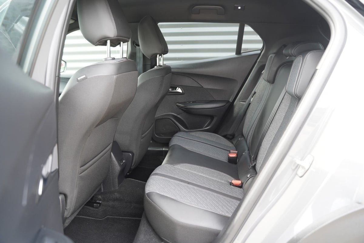 Grå Peugeot 2008 fra 2024