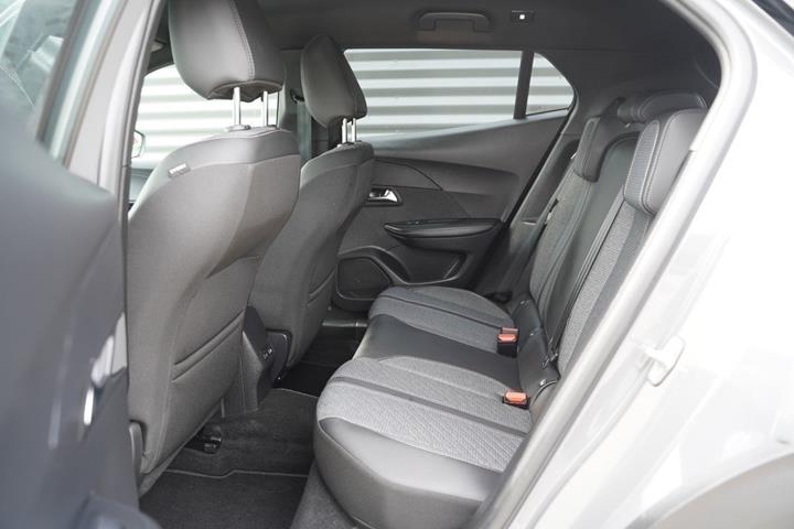 Grå Peugeot 2008 fra 2024