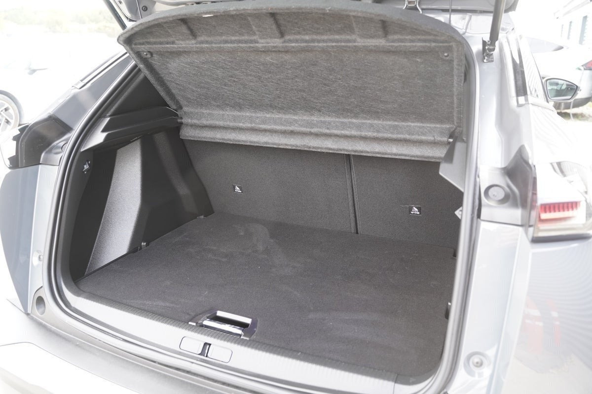 Grå Peugeot 2008 fra 2024