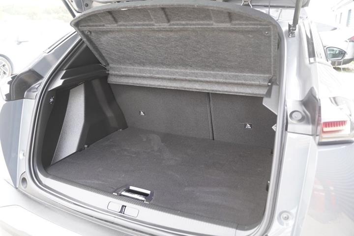Grå Peugeot 2008 fra 2024