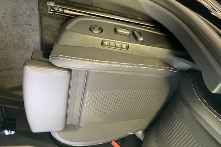 Sort Ford Explorer fra 2025