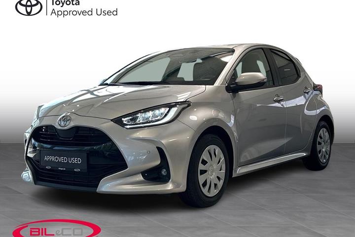 Sølv Toyota Yaris fra 2025 set udefra