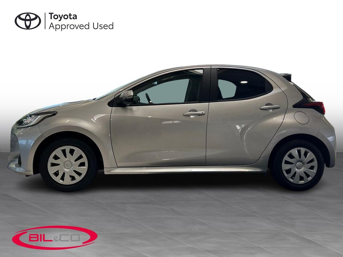 Sølv Toyota Yaris fra 2025