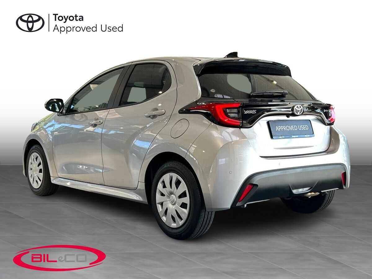 Sølv Toyota Yaris fra 2025
