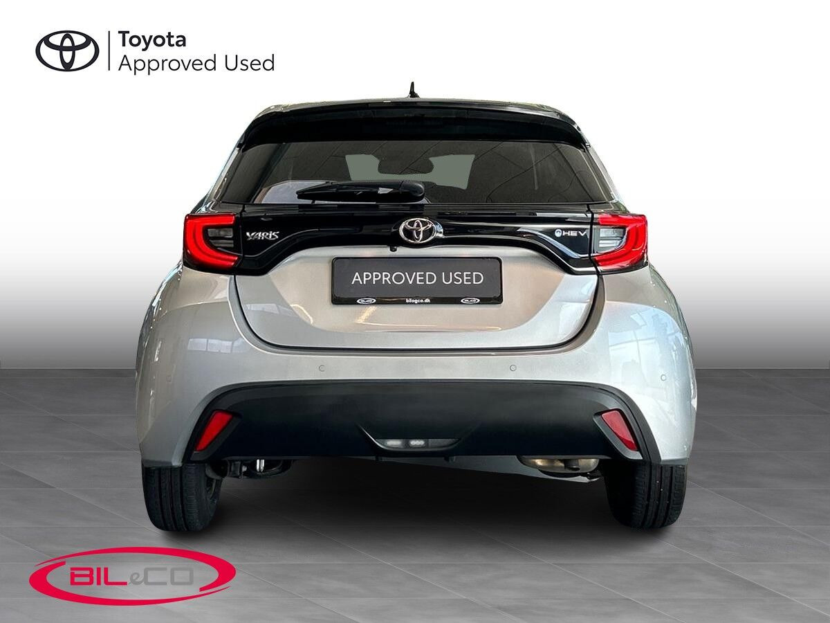Sølv Toyota Yaris fra 2025