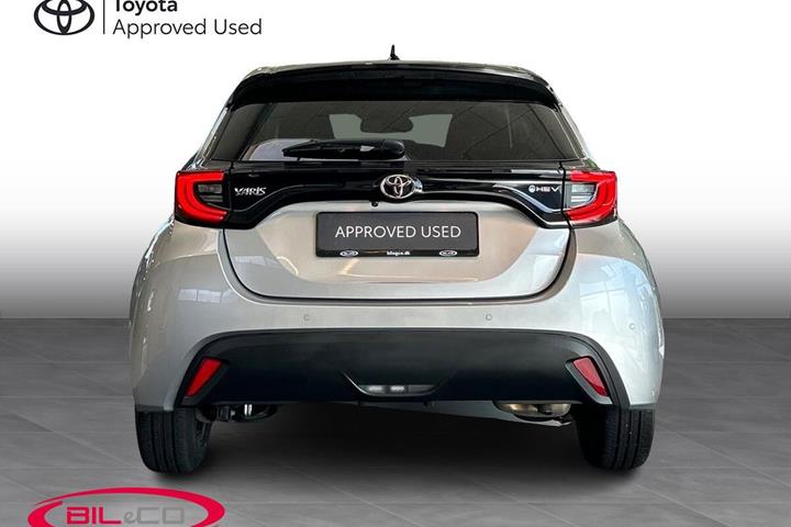 Sølv Toyota Yaris fra 2025