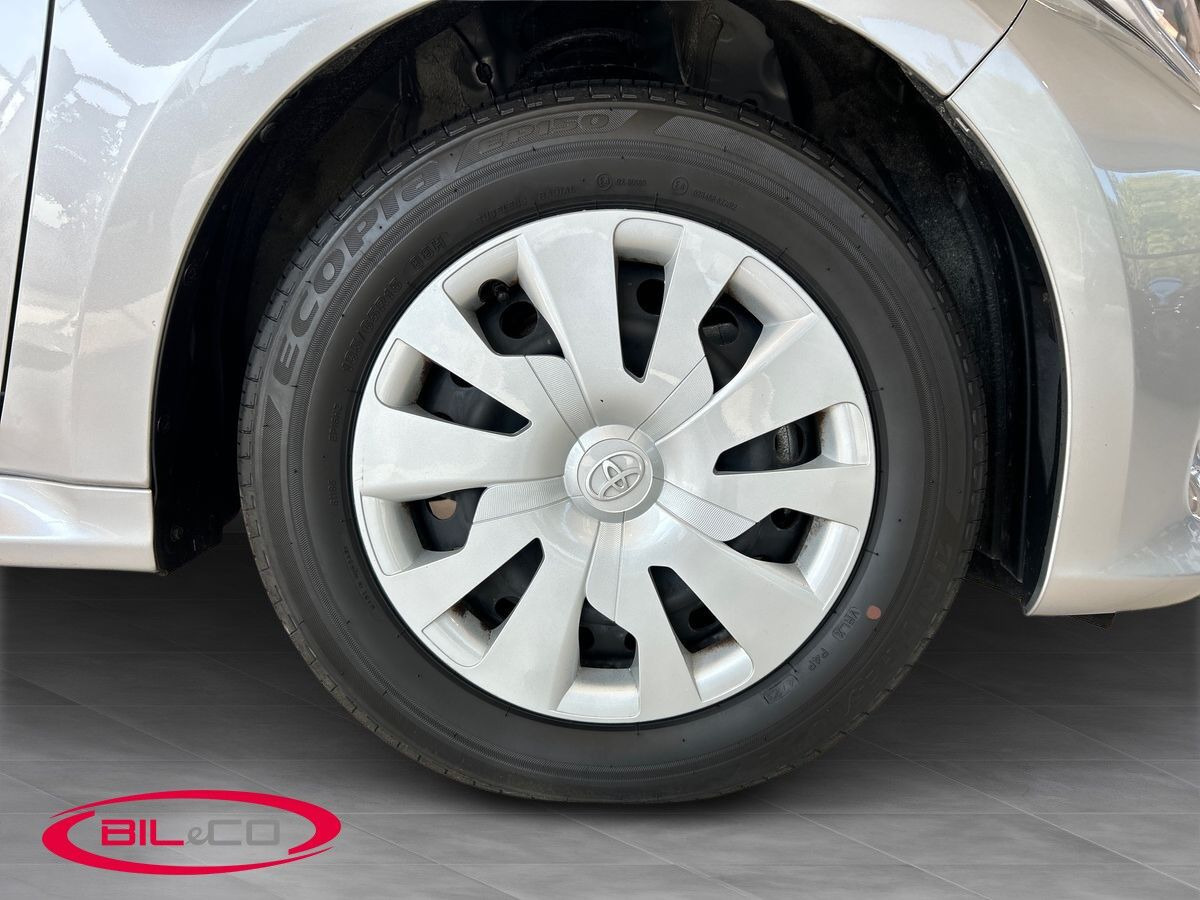 Sølv Toyota Yaris fra 2025