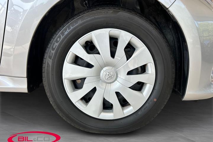 Sølv Toyota Yaris fra 2025