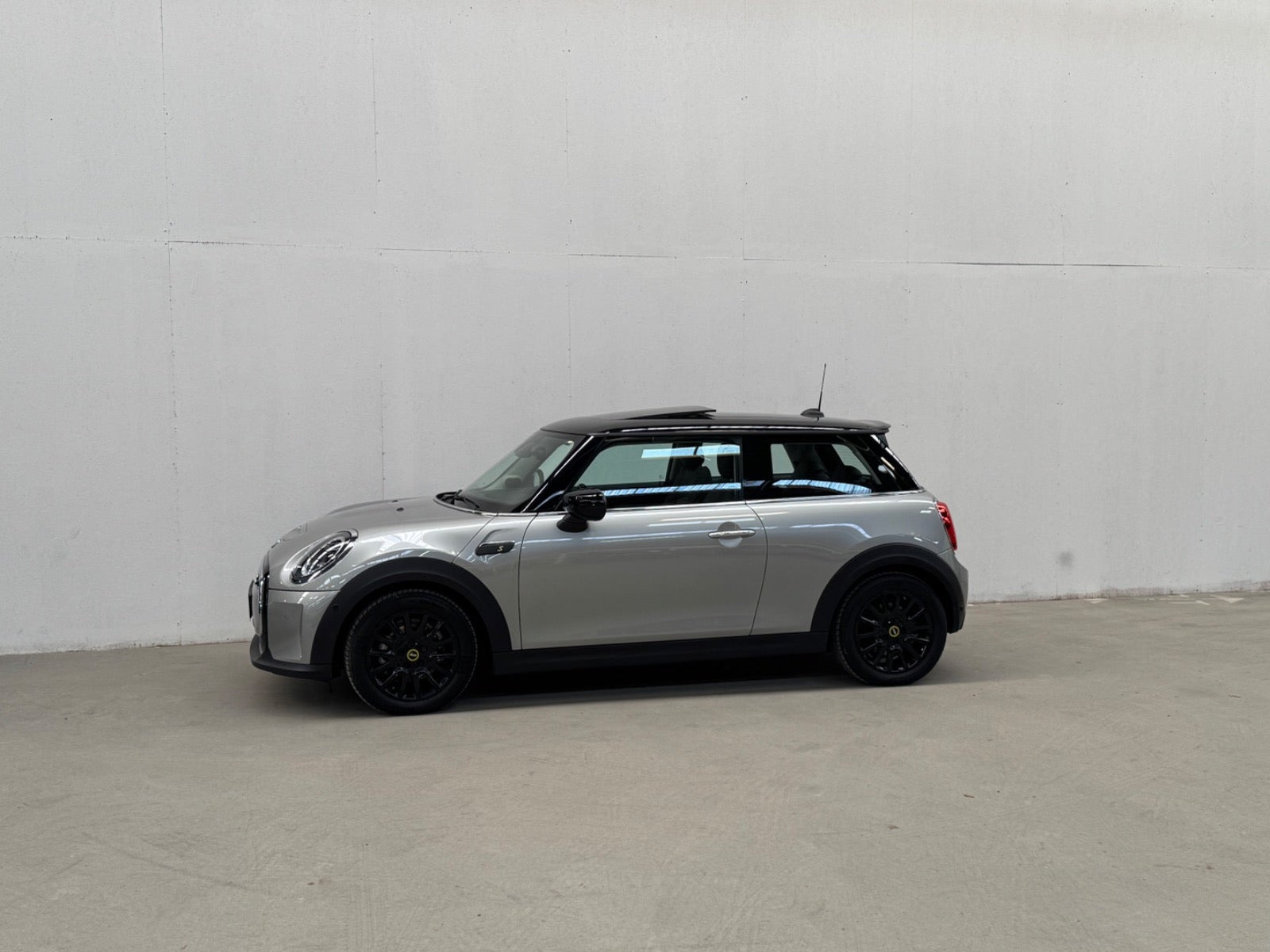 Sølv Mini Cooper SE fra 2023