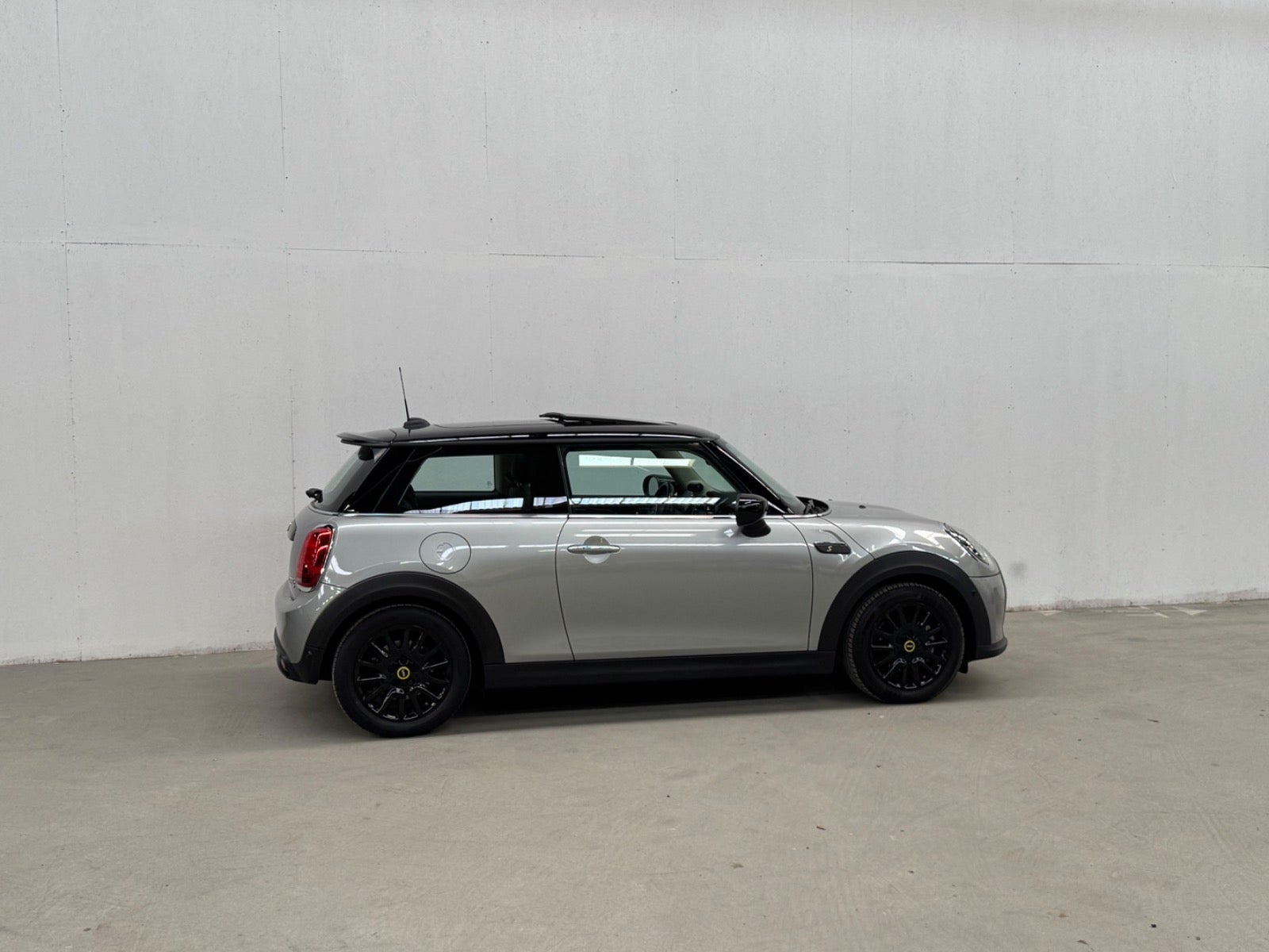 Sølv Mini Cooper SE fra 2023