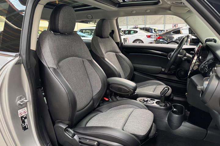 Sølv Mini Cooper SE fra 2023