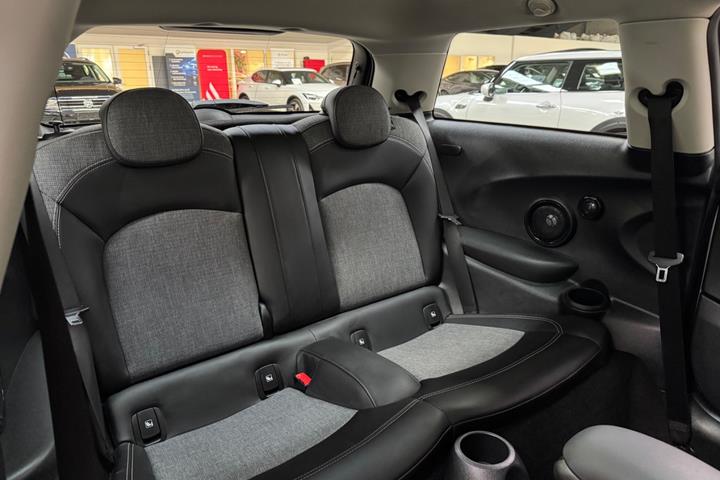 Sølv Mini Cooper SE fra 2023