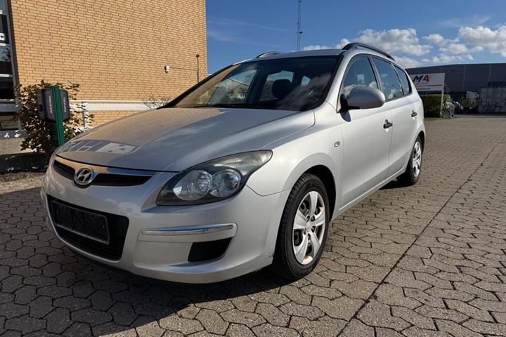 Rød Hyundai i30 fra 2010